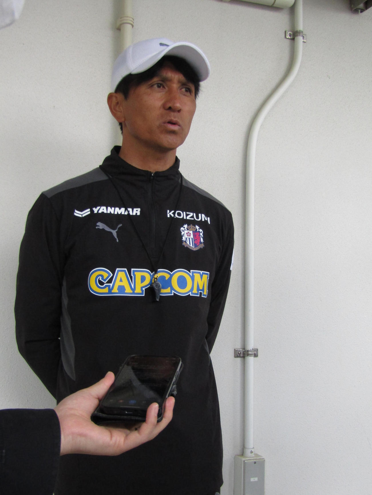 12日の公開練習後に取材に応じるC大阪小菊監督