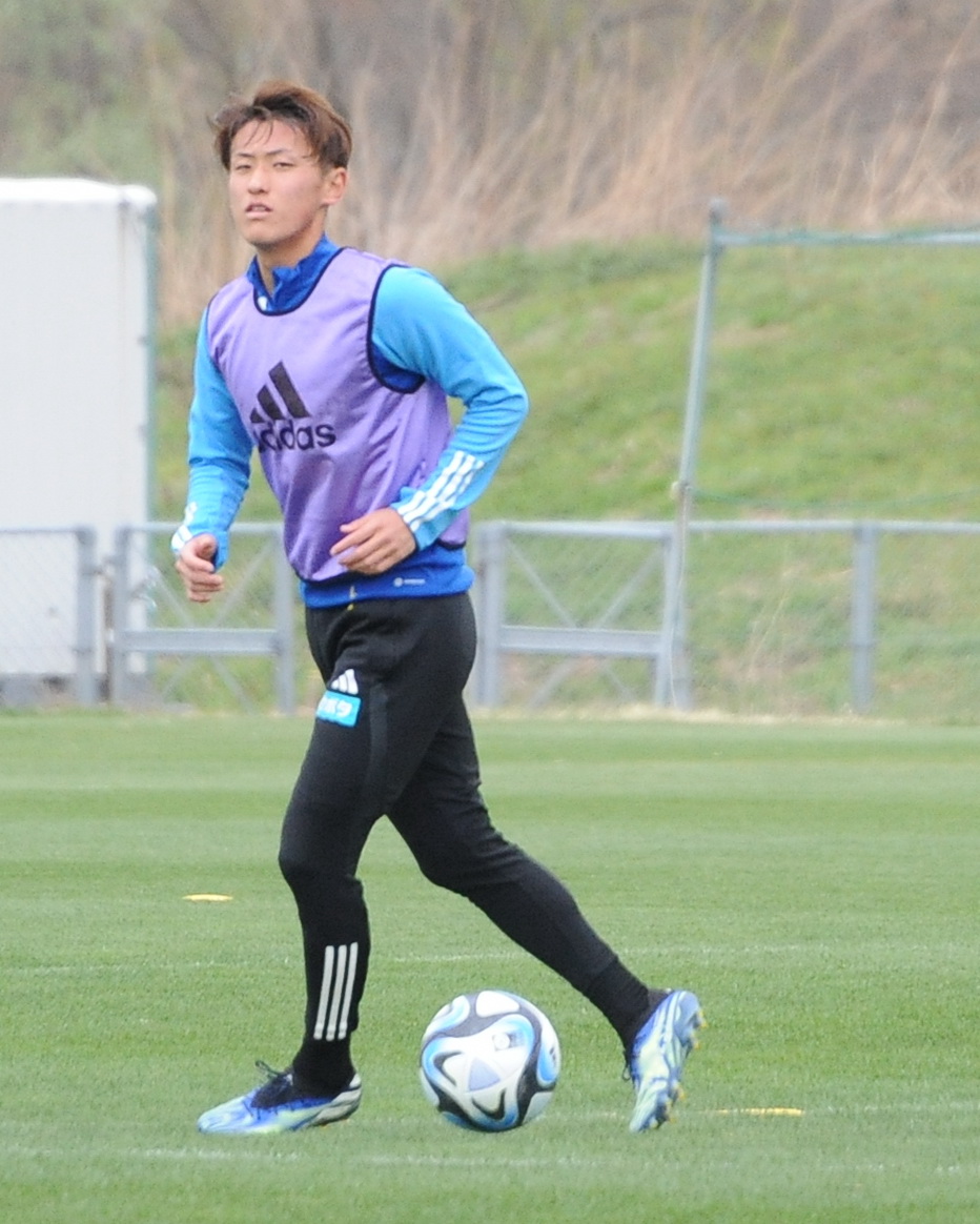 福岡戦の前日練習でパスを出す秋山