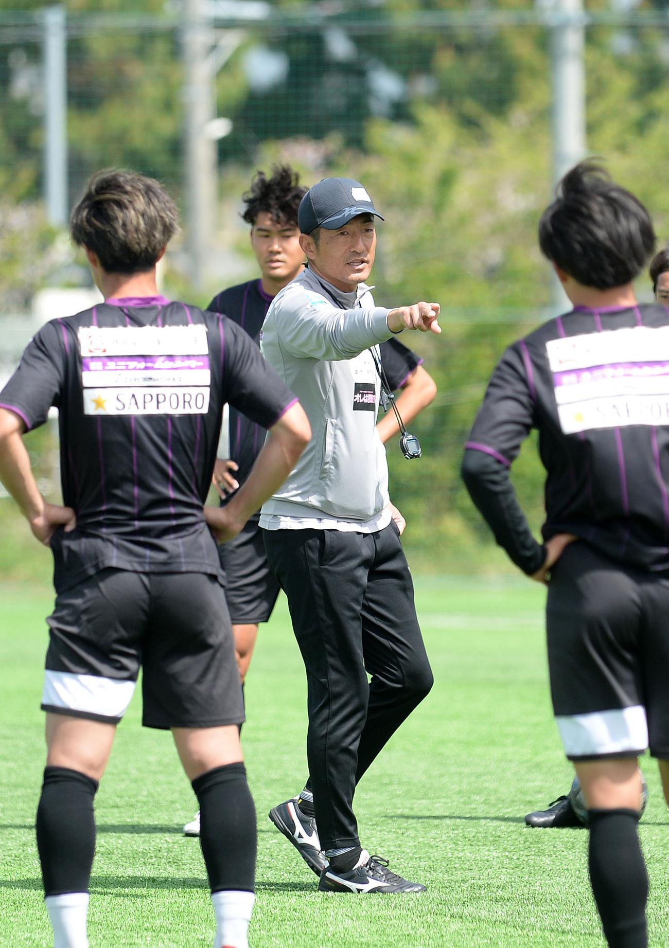 選手を集めて指示を出す藤枝の須藤監督（中央）