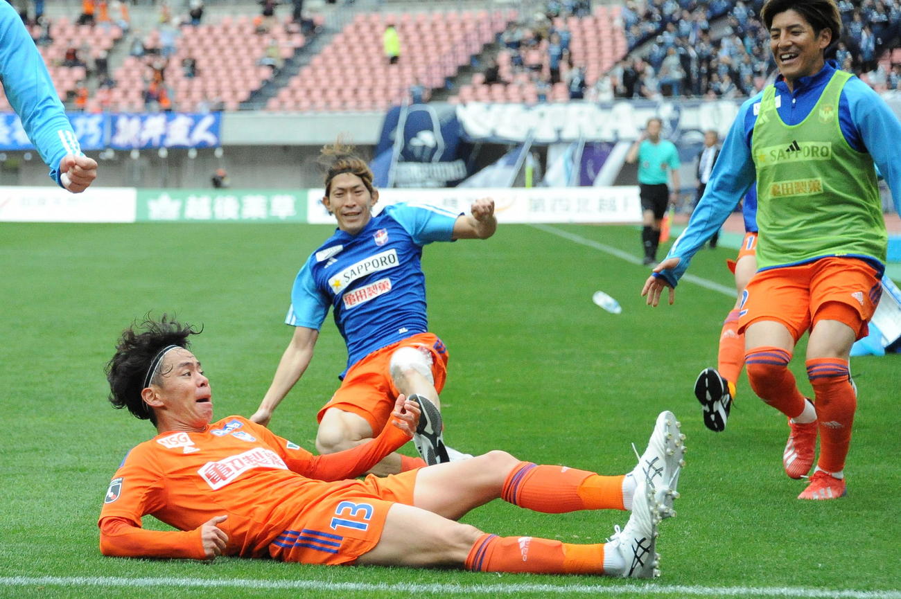 決勝点を奪った伊藤（左）にチームメートが駆け寄る