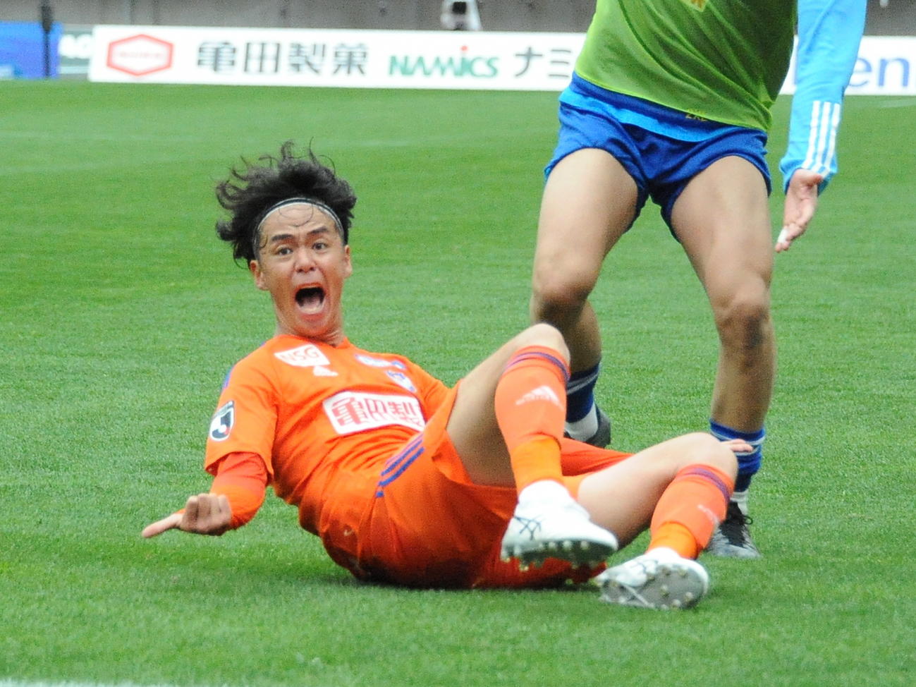 2－2の後半ロスタイムに決勝点を奪い、滑り込んで喜びを爆発させる伊藤