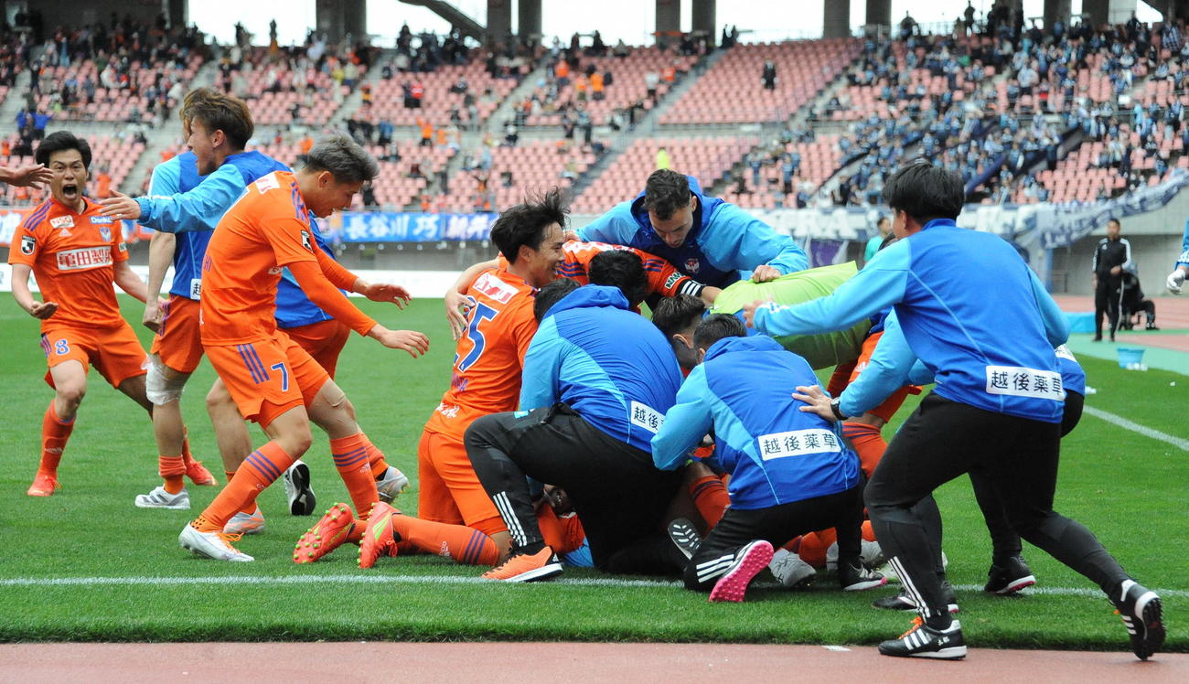 決勝点を奪った伊藤がチームメートにもみくちゃにされる