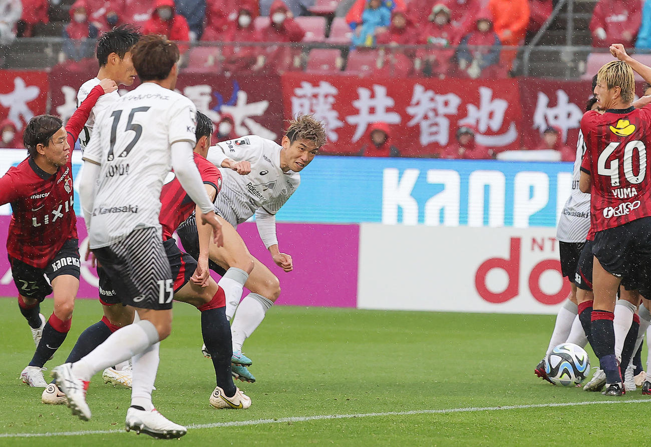 鹿島対神戸　前半、ゴールを決める神戸大迫（中央）（撮影・足立雅史）