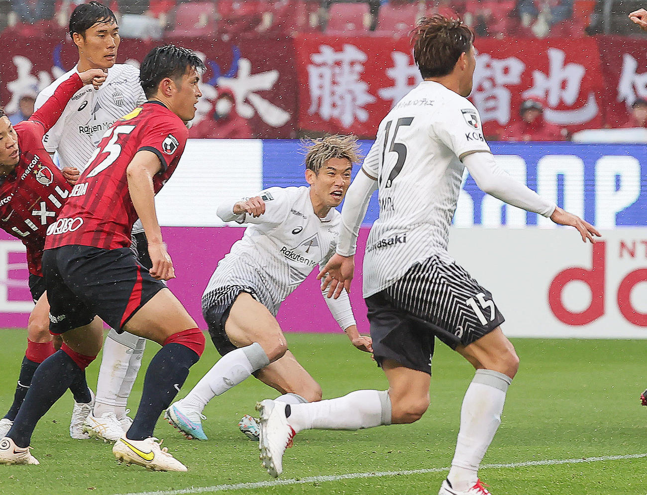 鹿島対神戸　前半、ゴールを決める神戸大迫（中央）（撮影・足立雅史）