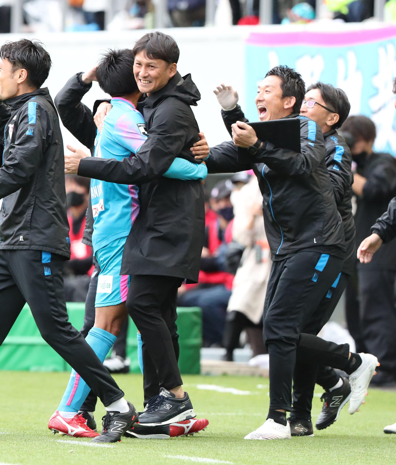 鳥栖対柏　後半、鳥栖長沼は先制ゴールを決め川井監督に祝福される（撮影・梅根麻紀）