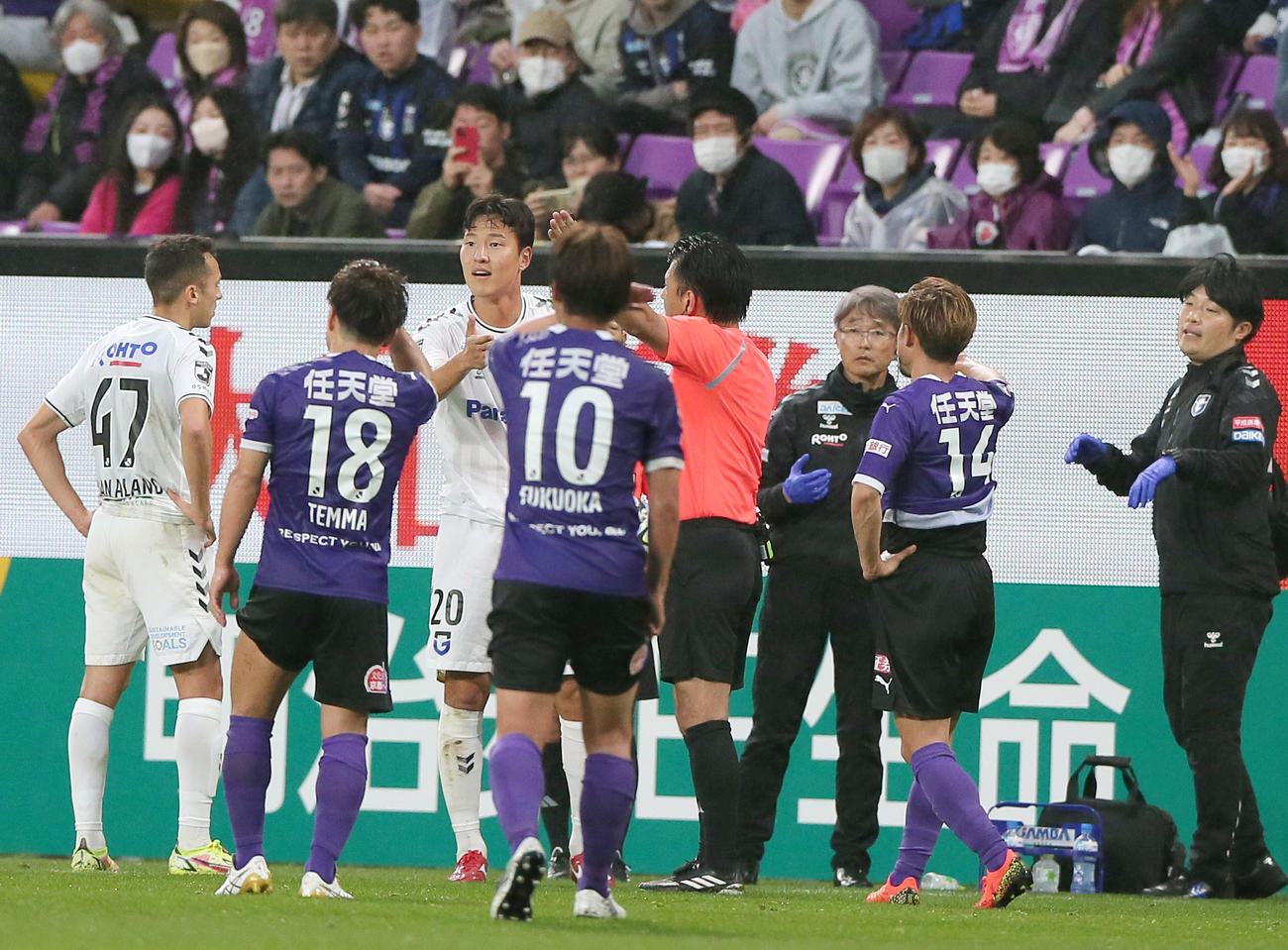 京都対G大阪　後半、G大阪クォン・ギョンウォン（左から3人目）はレッドカードで退場となる（撮影・上山淳一）