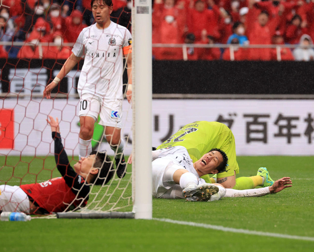 浦和対札幌　後半、オウンゴールで浦和に得点を与え、悔しがる札幌田中駿（撮影・浅見桂子