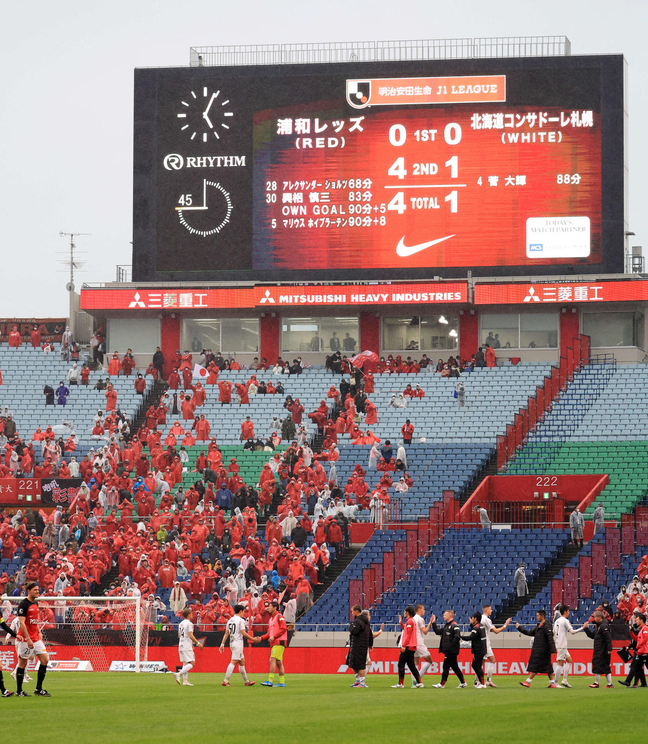 浦和対札幌　1－4の大敗でスコアボードの下をがっくり引き揚げる札幌イレブン（撮影・浅見桂子）