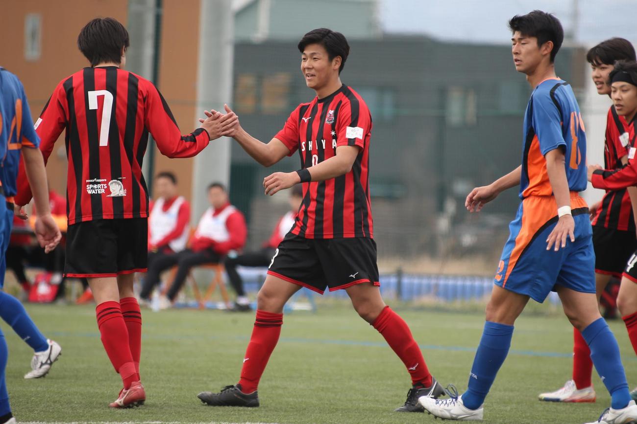後半24分、コンサドーレ札幌U－18のFW出間（中央）は、自身この日2点目のゴールを決め、笑顔でハイタッチ（撮影・中島洋尚）