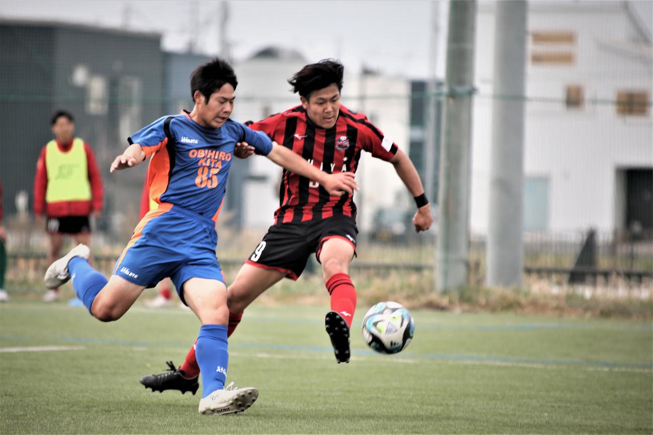 後半39分、札幌U－18のFW出間（右）は、帯広北のディフェンスをかわし、左足のアウトサイドで3点目のゴールを決める（撮影・中島洋尚）