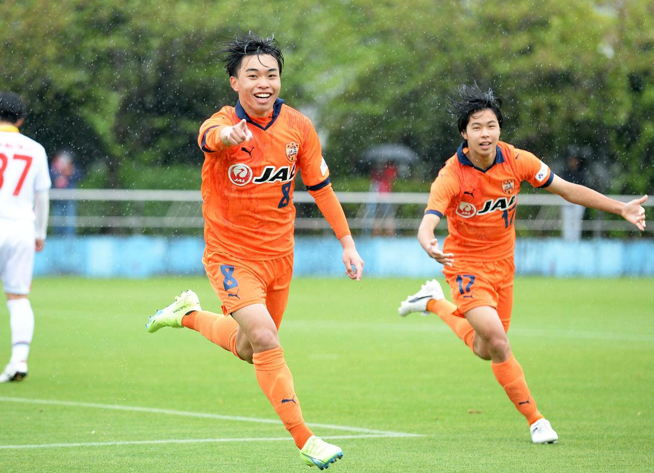 先制点を決めて喜ぶ清水ユースMF仲野（左）。右はFW田代