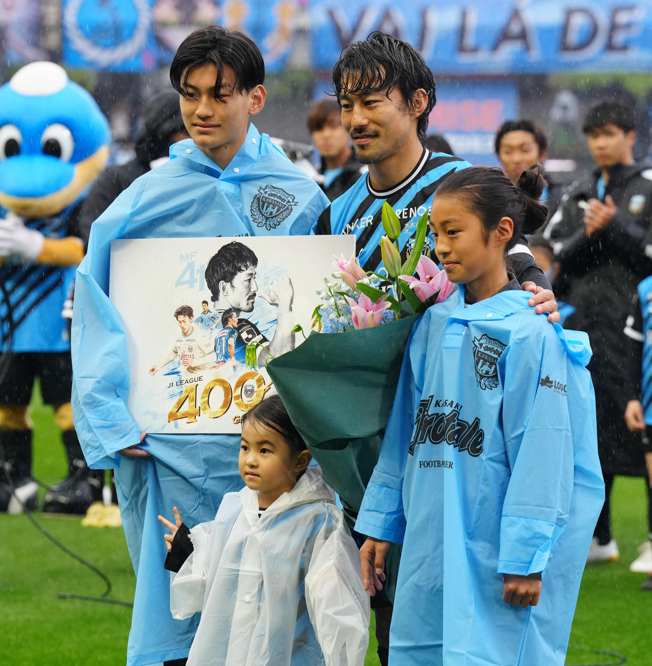 川崎F対名古屋　試合前、家族と写真に納まる川崎F家長（中央）（撮影・江口和貴）
