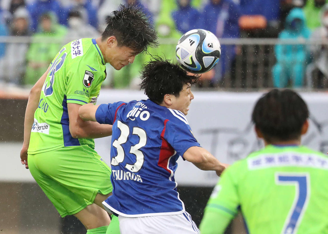 湘南対横浜　前半、湘南町野（左）は横浜角田と競りながらヘディングシュートを放つ（撮影・丹羽敏通）