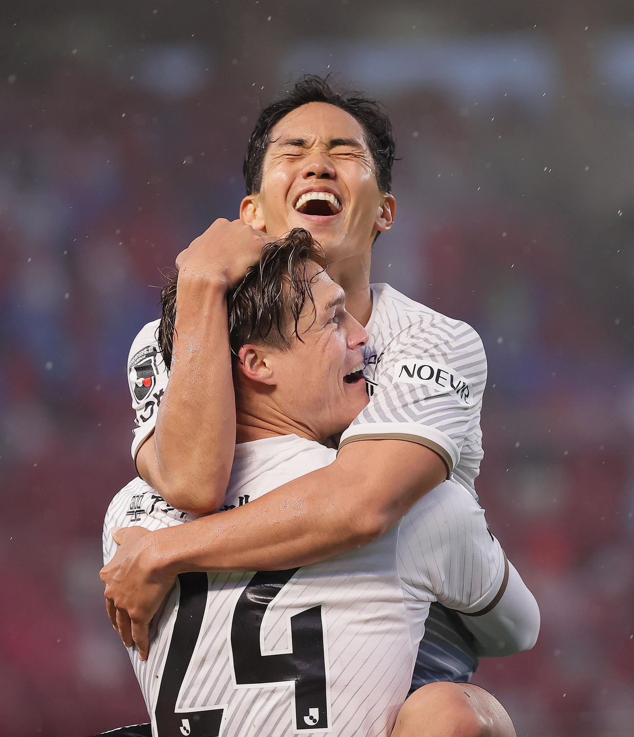 鹿島対神戸　後半、ゴールを決めた神戸武藤（上）は酒井と抱き合い喜ぶ（撮影・足立雅史）