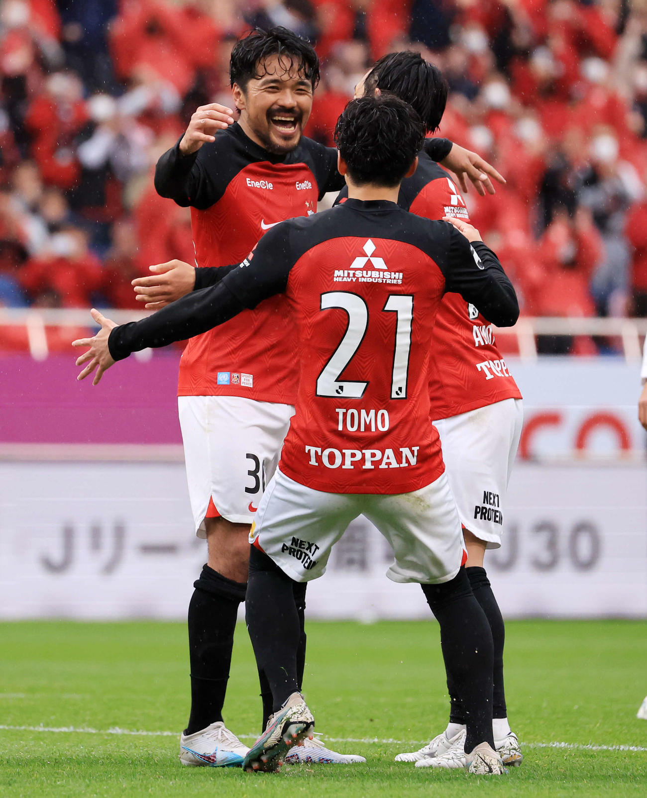 浦和対札幌　後半、PKを決めイレブンと笑顔で抱き合う浦和興梠（撮影・浅見桂子）