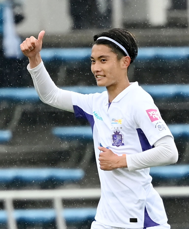 横浜FC対広島　後半、先制ゴールを決め笑顔を見せる広島東（撮影・横山健太）