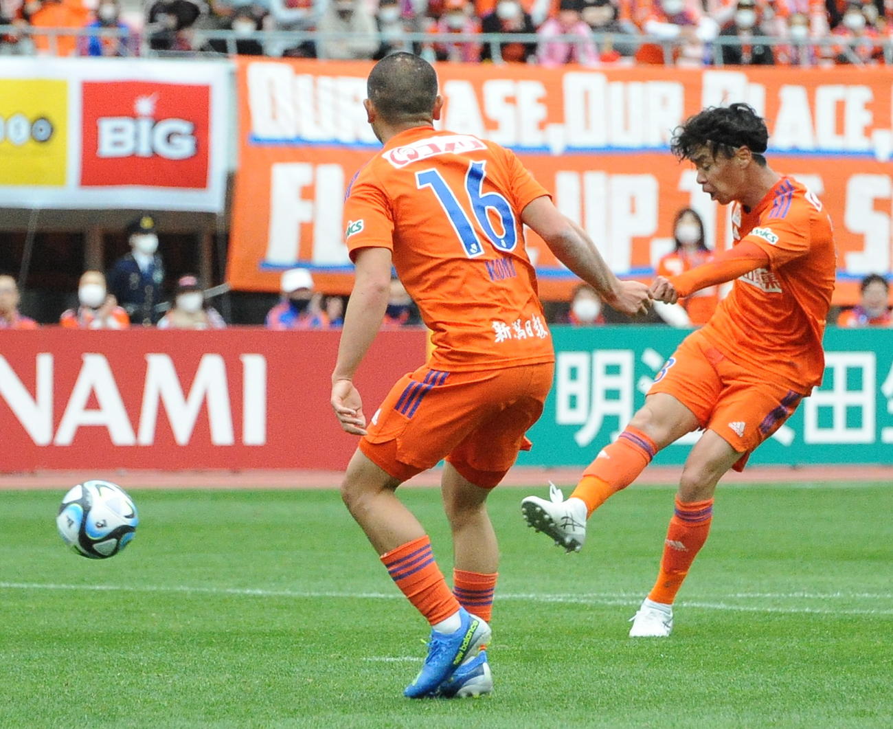 新潟対福岡　2－2の後半ロスタイムに決勝点を奪う新潟伊藤（右）