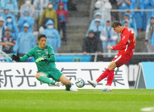 川崎F対名古屋　前半9分、左足で先制ゴールを決める名古屋ユンカー。左は川崎F・GKチョン・ソンリョン（撮影・江口和貴）