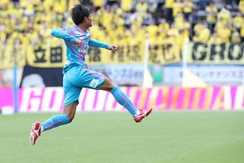 鳥栖対柏　後半、鳥栖長沼は先制ゴールを決めジャンプ（撮影・梅根麻紀）