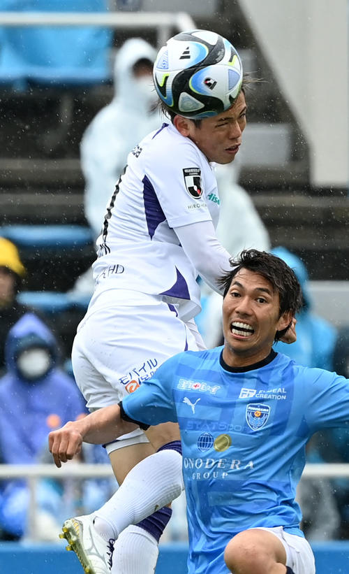 横浜FC対広島　前半、シュートを放つ広島満田（左）（撮影・横山健太）