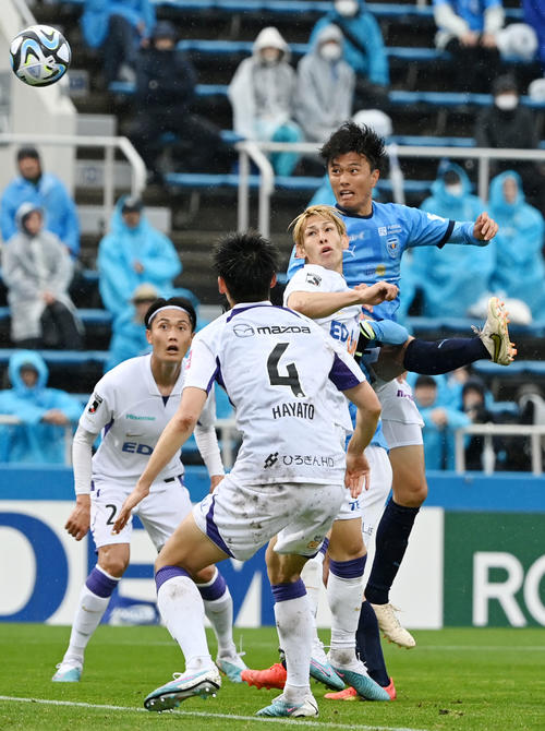 横浜FC対広島　後半、シュートを放つ横浜FC小川航（右）（撮影・横山健太）
