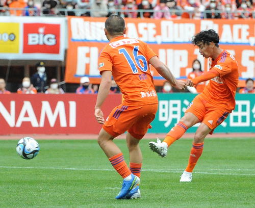 新潟対福岡　2－2の後半ロスタイムに決勝点を奪う新潟伊藤（右）