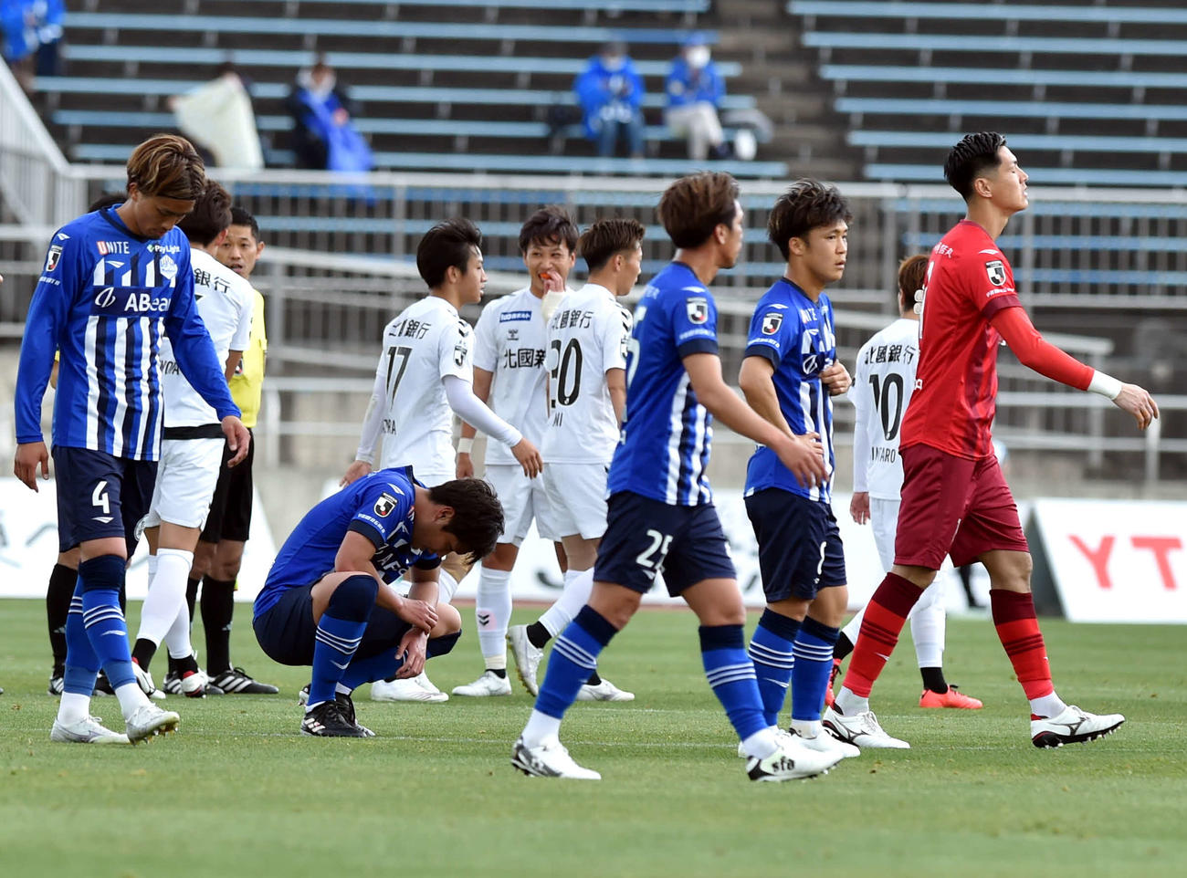 8連敗に肩を落とす西村（左）ら山形イレブン（撮影・相沢孔志）