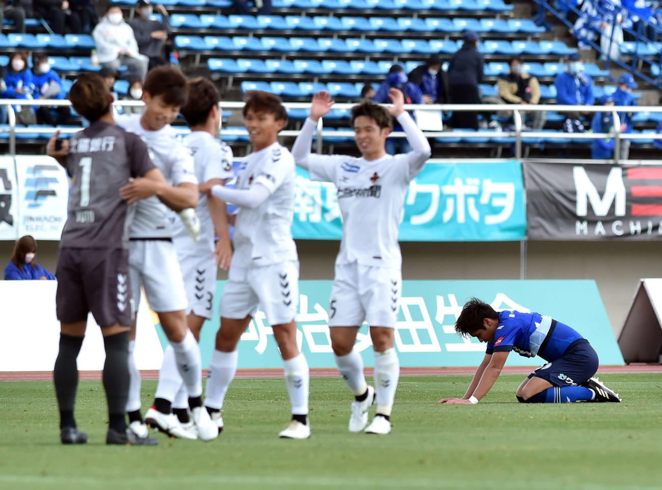 8連敗の瞬間、ピッチに倒れ込む野田（右）（撮影・相沢孔志）