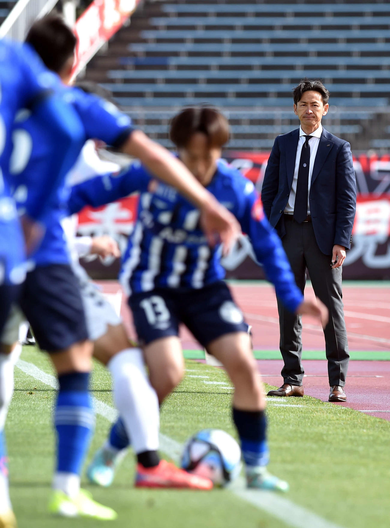 山形対金沢　後半、ピッチに視線を送る山形渡辺監督（右）（撮影・相沢孔志）