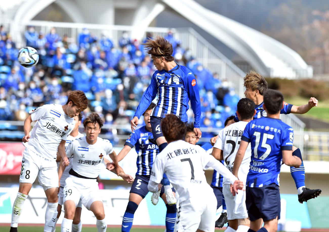 後半、ヘディングシュートを放つ西村（中央）