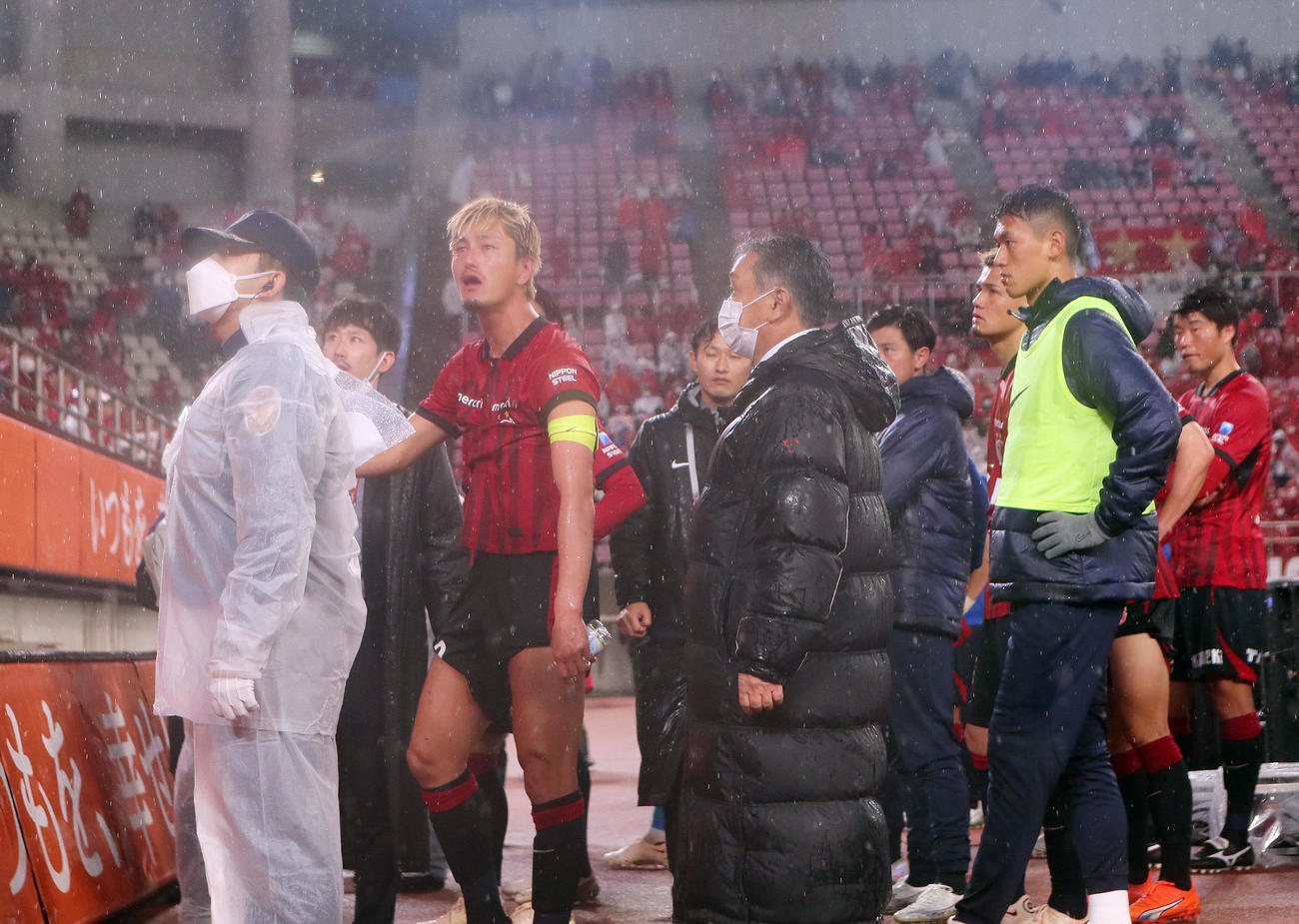 15日、鹿島対神戸　試合後、サポーターを前に話す鹿島鈴木（中央左）ら
