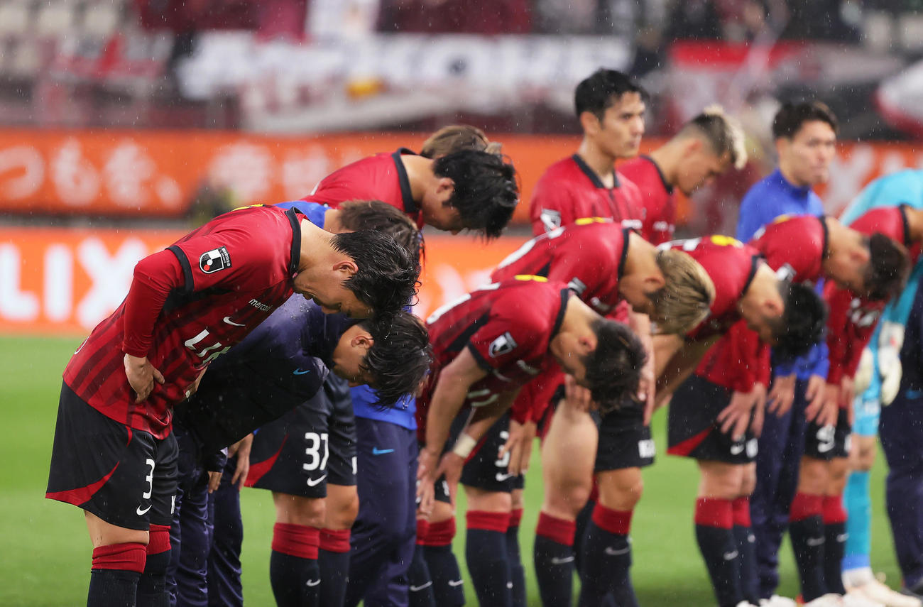 15日、神戸に敗れ、サポーターに頭を下げる鹿島の選手たち