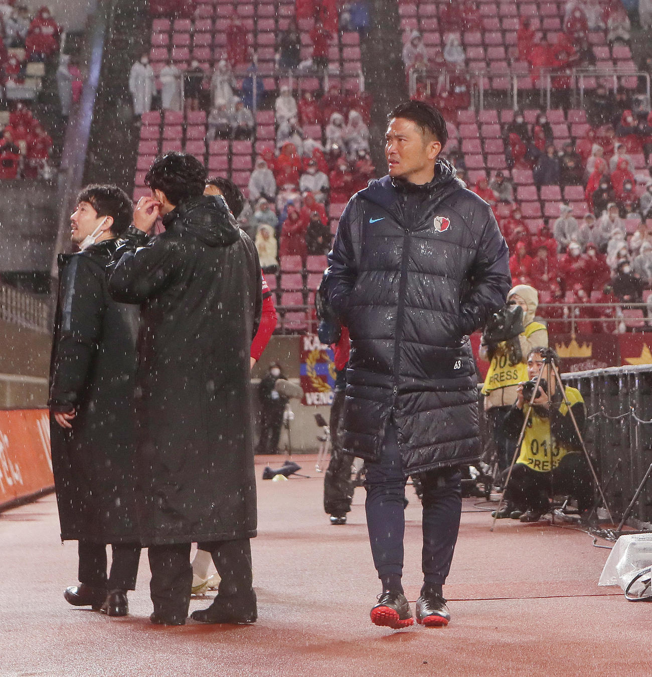 鹿島対神戸　神戸に大敗し、サポーターの前に向かう鹿島岩政監督（2023年4月15日撮影）