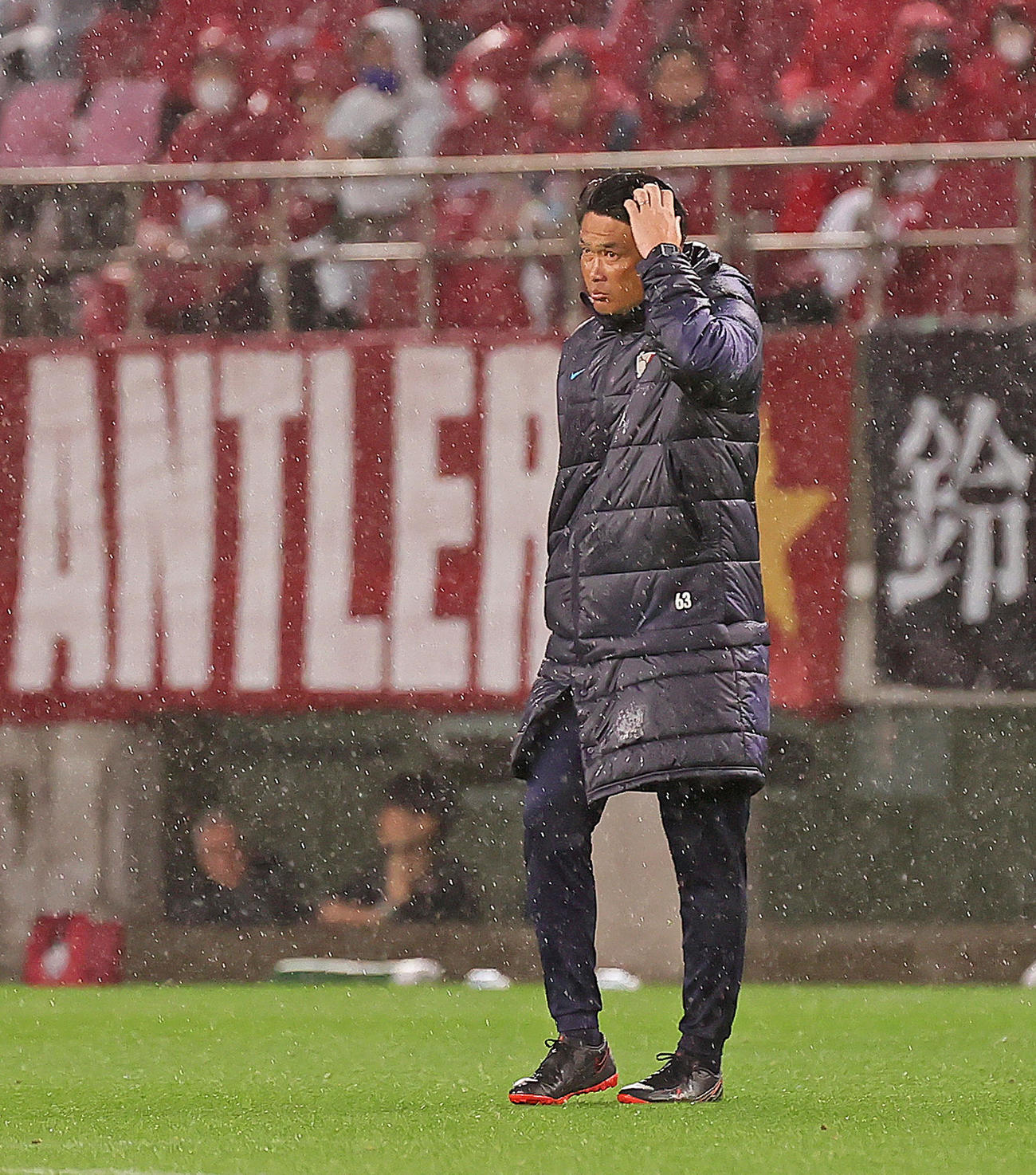 鹿島対神戸　神戸に大敗し渋い顔を見せる鹿島岩政監督（2023年4月15日撮影）