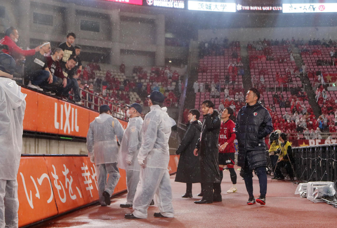 鹿島対神戸　試合後、サポーターの話を聞く鹿島岩政監督（右端）（2023年4月15日撮影）