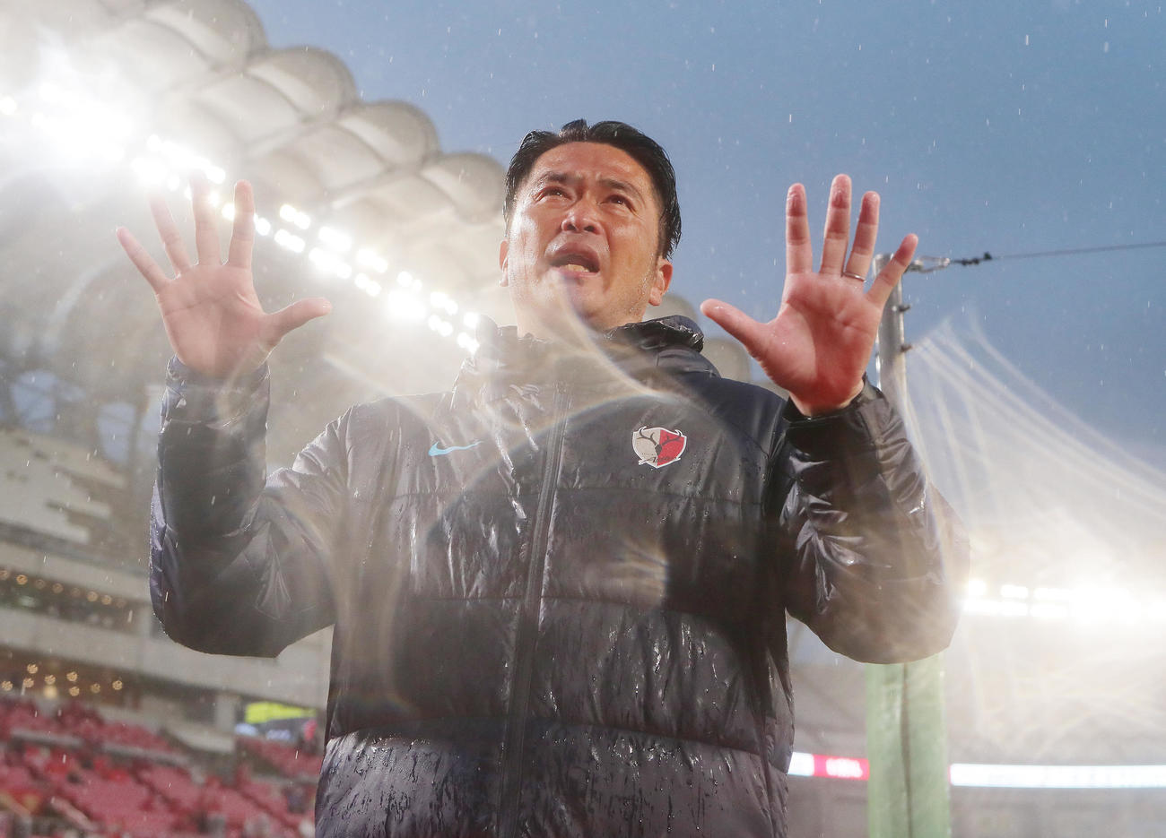 鹿島対神戸　神戸に大敗し、サポーターの前で話す鹿島岩政監督（2023年4月15日撮影）