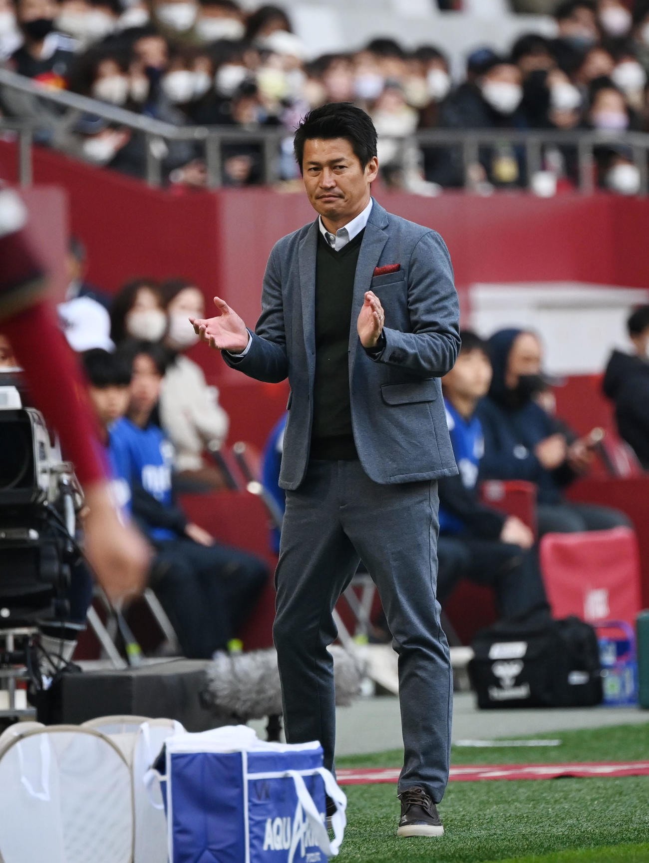 G大阪に快勝し手をたたいて喜ぶ神戸吉田孝行監督（2023年3月撮影）