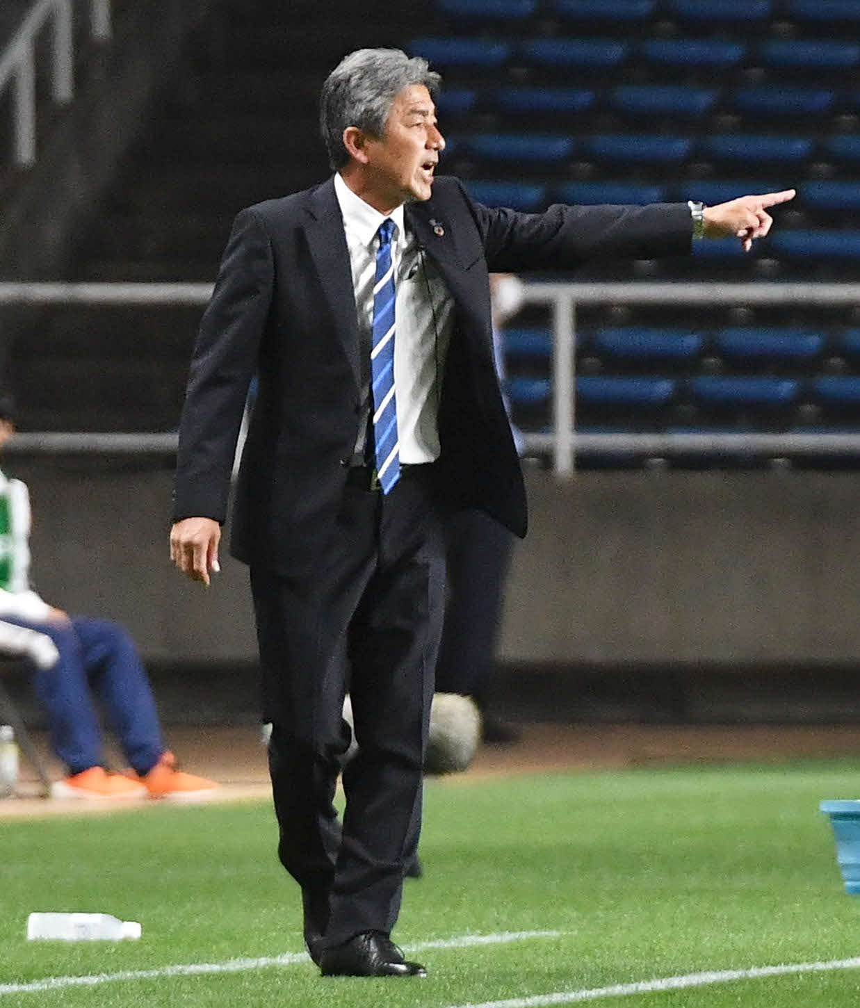 ルヴァン杯　福岡対鹿島　前半、福岡イレブンに指示を出す福岡長谷部監督（撮影・岩下翔太）