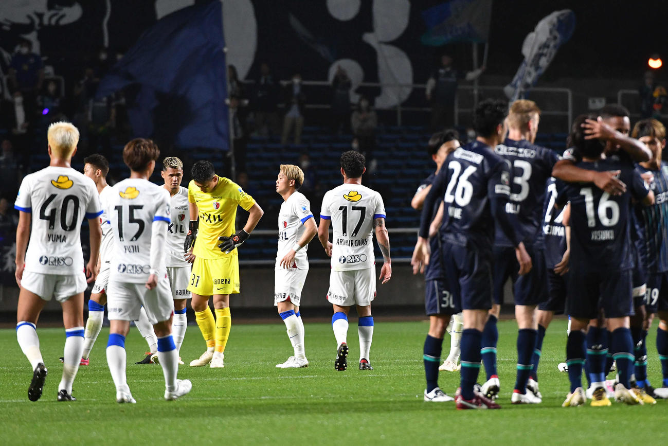 ルヴァン杯　福岡対鹿島　福岡に敗れ、肩を落とす鹿島イレブン（撮影・岩下翔太）