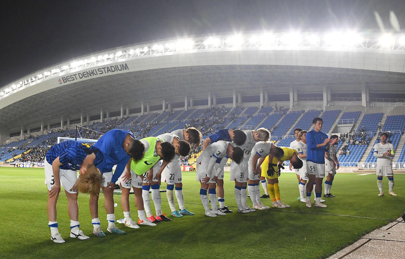 ルヴァン杯　福岡対鹿島　福岡に敗れ、肩を落としてサポーターに一礼する鹿島イレブン（撮影・岩下翔太）