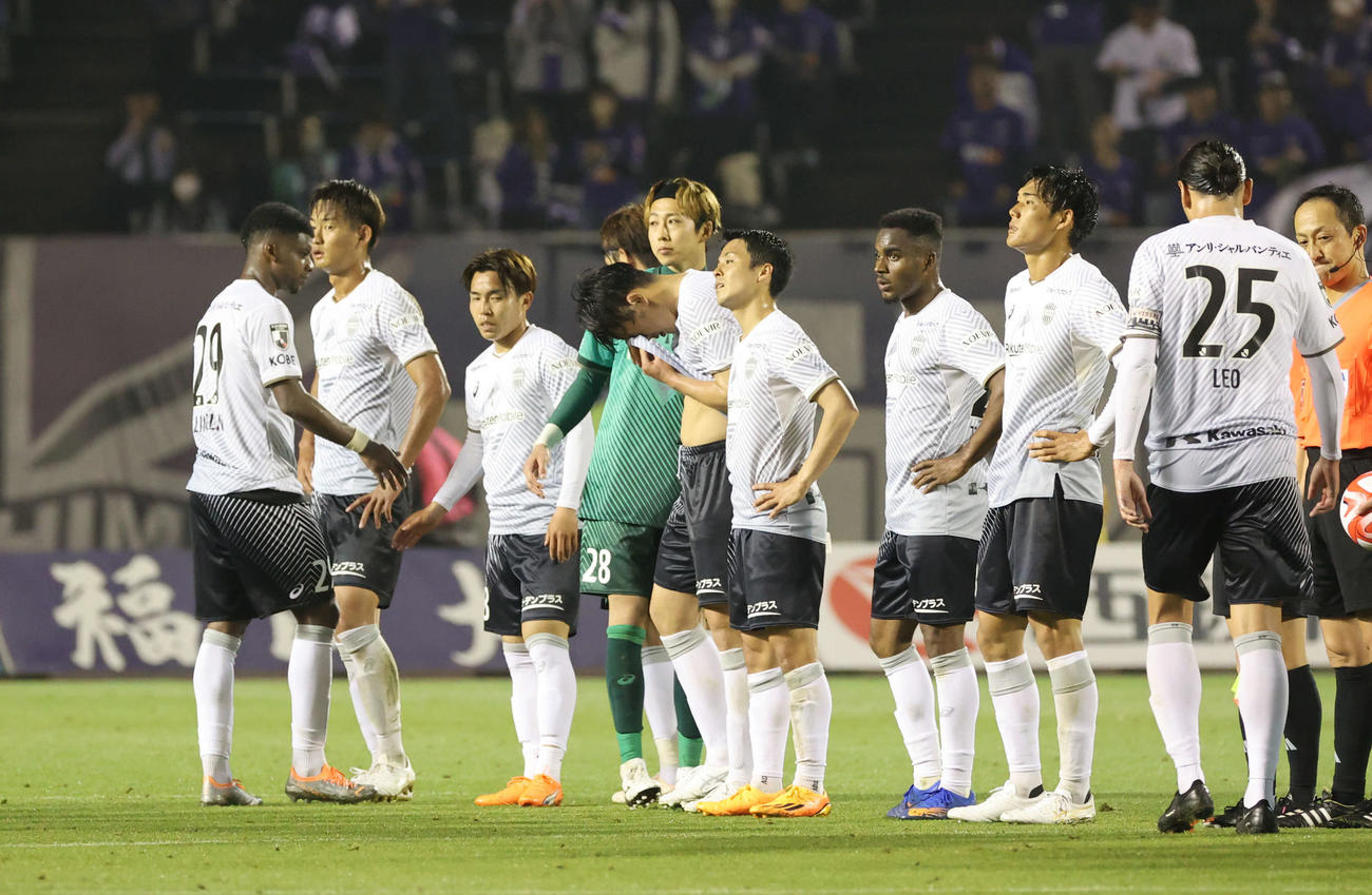 ルヴァン杯広島対神戸　逆転負けした神戸イレブン（撮影・加藤孝規）