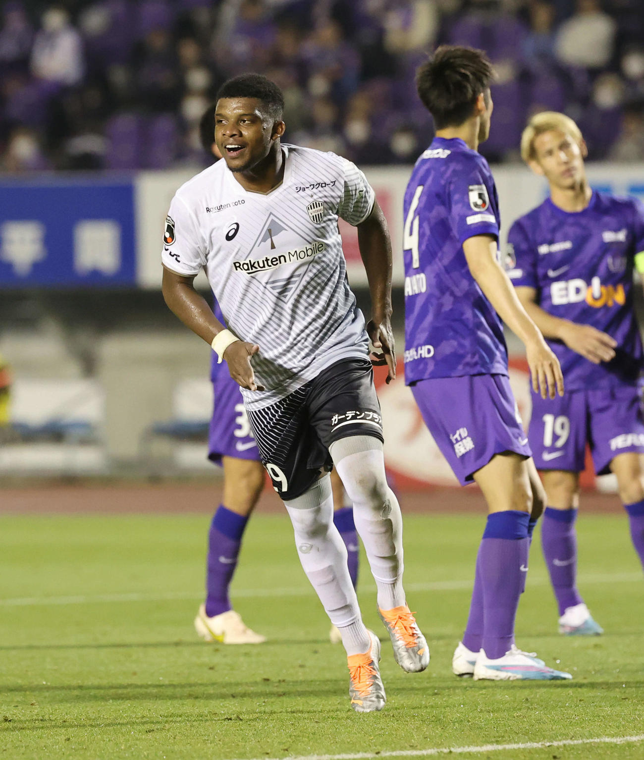 ルヴァン杯広島対神戸　後半　先制ゴールを決め、喜ぶ神戸リンコン（撮影・加藤孝規）