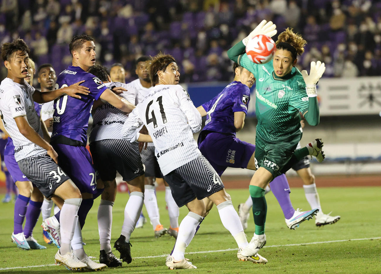 広島対神戸　前半　ゴール前で競り合う両チームの選手たち。右は神戸GK坪井（撮影・加藤孝規）