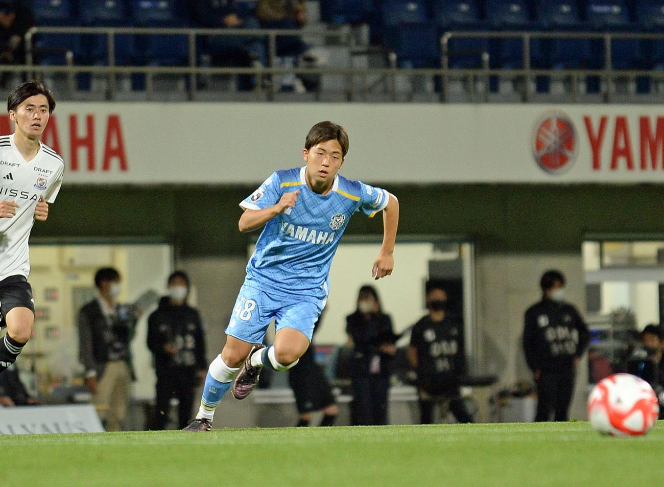 前線からボールを追う磐田川合