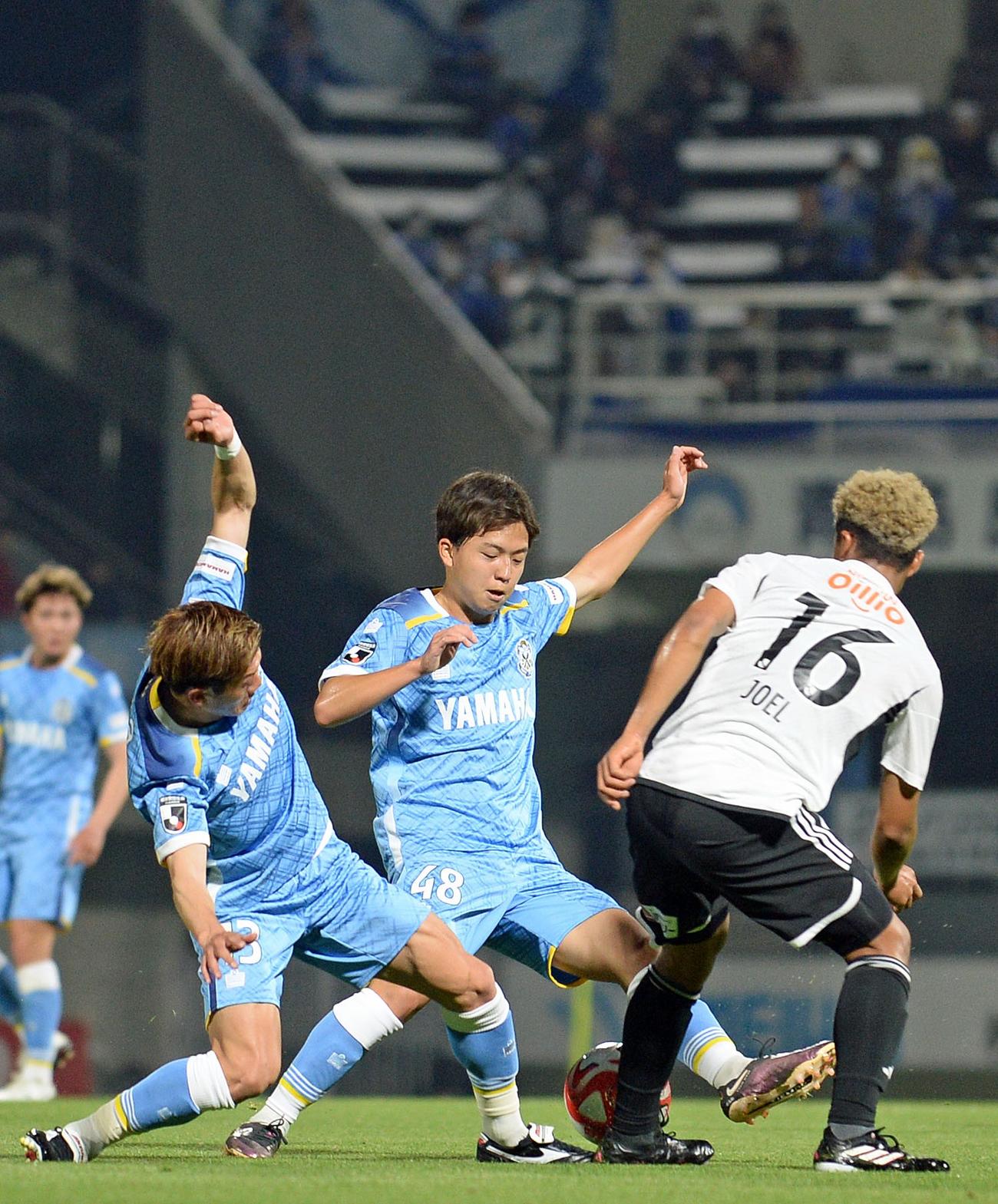 クラブ最年少出場記録となった磐田川合（中央）
