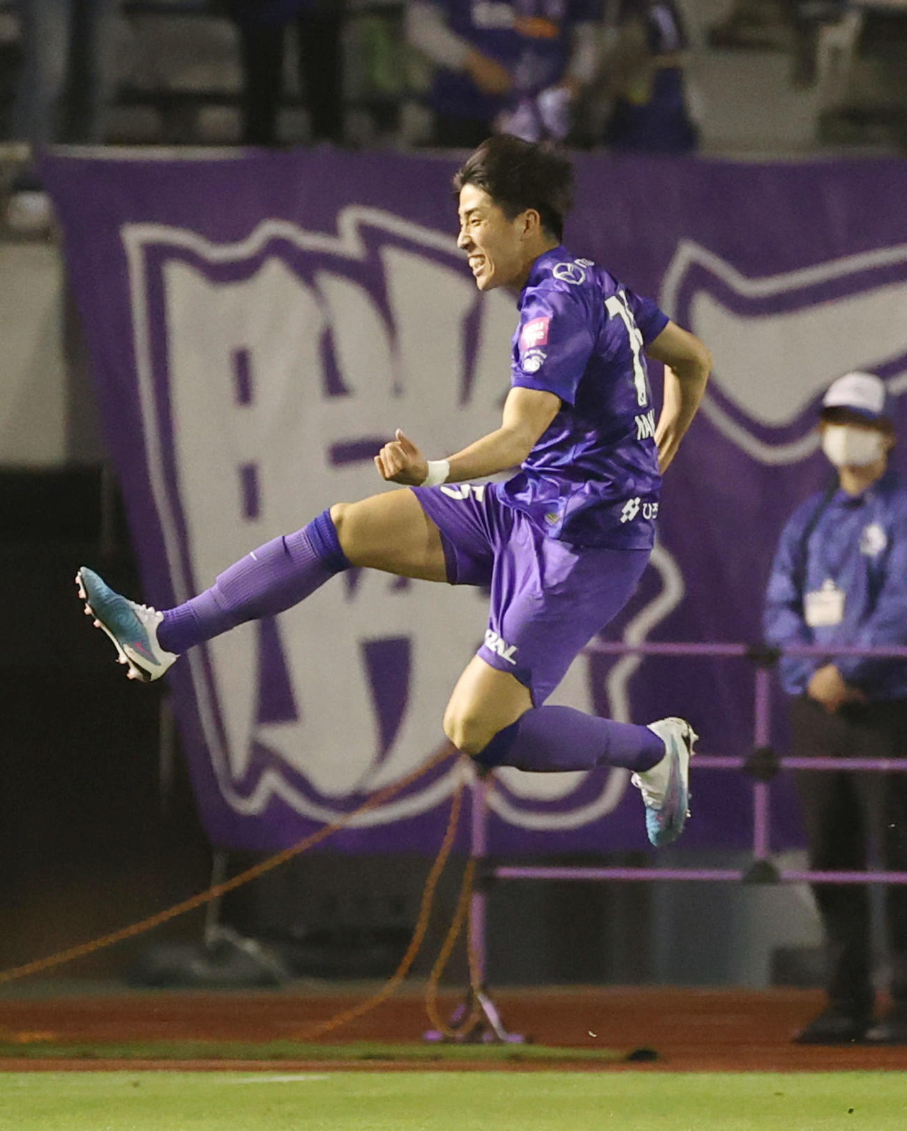 ルヴァン杯広島対神戸　後半　勝ち越しのシュートを決め、喜ぶ広島中野（撮影・加藤孝規）
