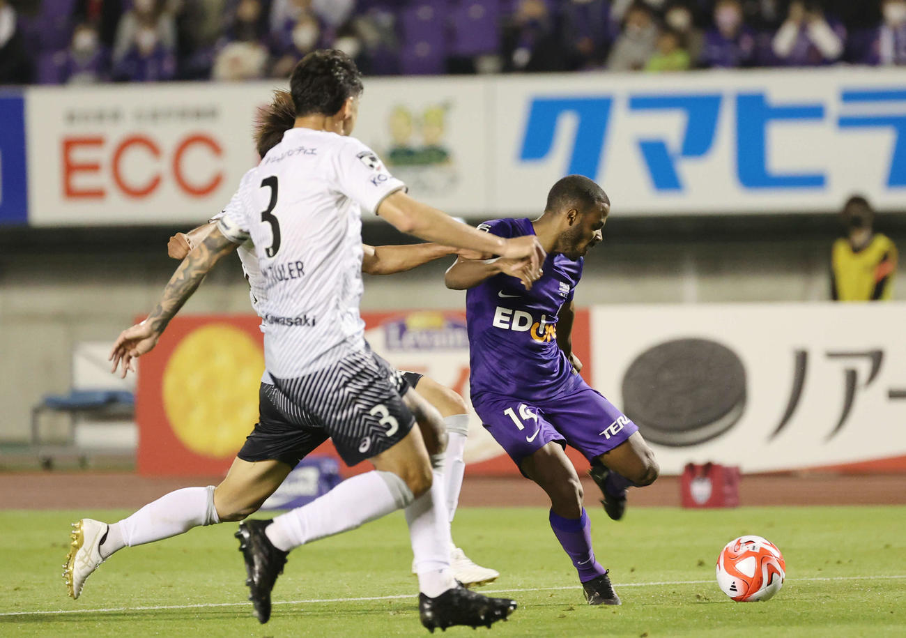 ルヴァン杯広島対神戸　前半　攻め込む広島エゼキエウ（右）（撮影・加藤孝規）