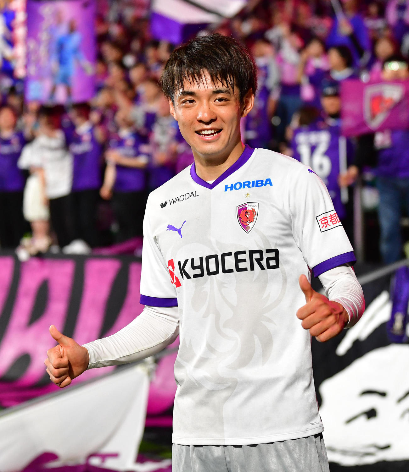 C大阪対京都　チーム2点目のゴールを決めた京都山田は試合後のサポーターへのあいさつで笑顔（撮影・前岡正明）