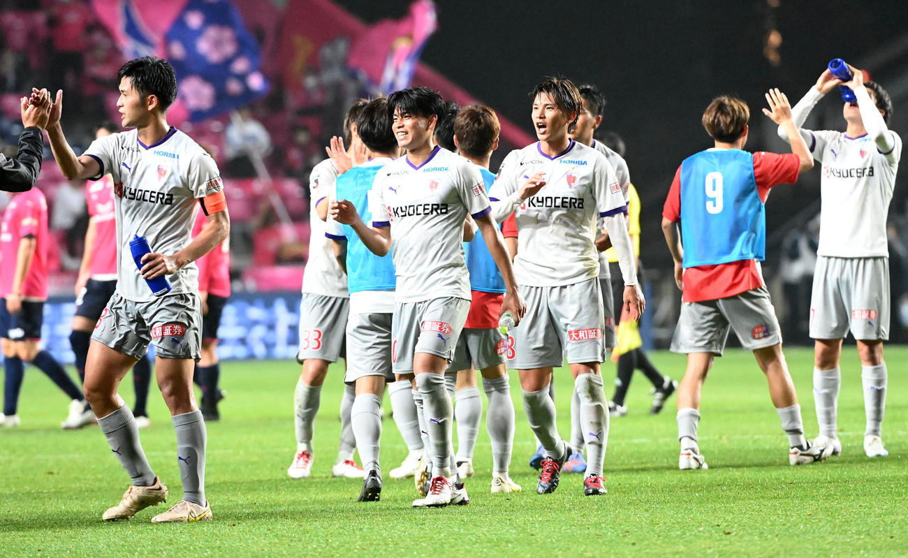 C大阪対京都　C大阪に勝利、喜ぶ京都イレブン（撮影・前岡正明）