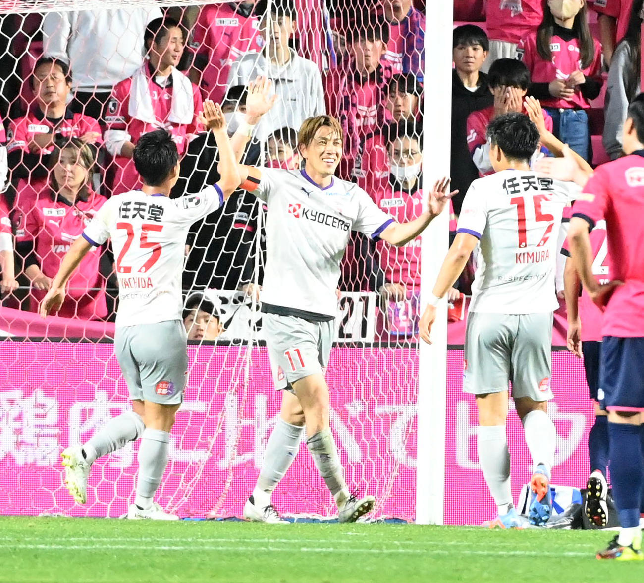 C大阪対京都　前半、先制ゴールを決めた京都山崎（中央）はイレブンの祝福を受ける（撮影・前岡正明）